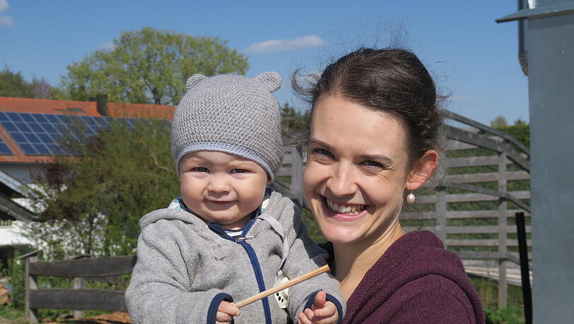Elias (10 Monate) mit seiner Mama Johanna. Elias (10 Monate) mit seiner Mama Johanna.