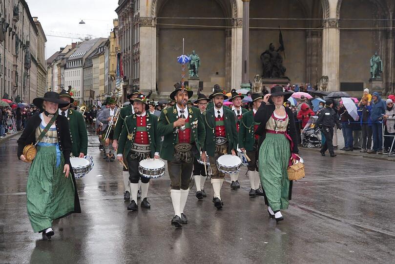 Trommeln und Blasmusik beim Trachtenumzug durch die Innenstadt.