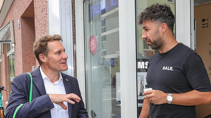 Ludwig Hartmann (l.) macht Haustürwahlkampf im Bahnhofsviertel. Mit Amr Saleh spricht er über Zuwanderung.