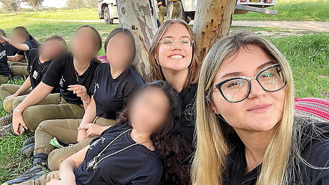 Roni Lifshitz (1.v.r.) und Margaret Vainshtein (3. v. r.) mit ihren Kolleginnen, die am 7. Oktober von der Hamas ermordet wurden, während eines Gruppenausflugs in der Nähe des Gazastreifens.