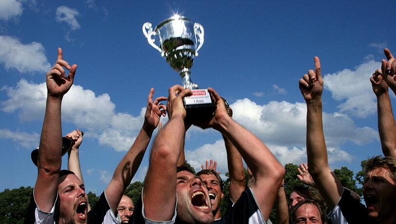 Das erste Siegerfoto vor 30 Jahren: 1981 gewinnt der "FC Blutenburg" mit 3:0 gegen "Waldis Renner" Das erste Siegerfoto vor 30 Jahren: 1981 gewinnt der "FC Blutenburg" mit 3:0 gegen "Waldis Renner"