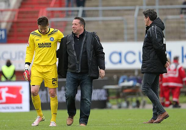 Archivbild vom 15.05.2016: Trainer Markus Kauczinski (Mitte) mit Torwart Ren&eacute; Vollath (l.).