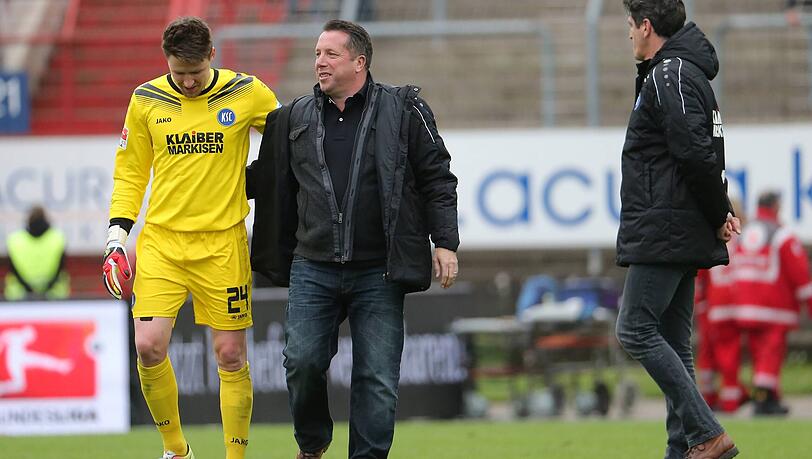 Archivbild vom 15.05.2016: Trainer Markus Kauczinski (Mitte) mit Torwart René Vollath (l.). Archivbild vom 15.05.2016: Trainer Markus Kauczinski (Mitte) mit Torwart René Vollath (l.).