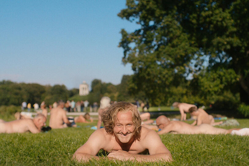 Maximilian Brückner in David Dietls Film als Lebenskünstler im Englischen Garten. Maximilian Brückner in David Dietls Film als Lebenskünstler im Englischen Garten.