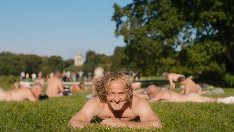 Maximilian Br&uuml;ckner in David Dietls Film als Lebensk&uuml;nstler im Englischen Garten.