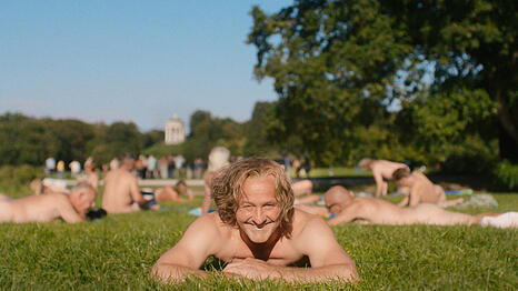 Maximilian Br&uuml;ckner in David Dietls Film als Lebensk&uuml;nstler im Englischen Garten.