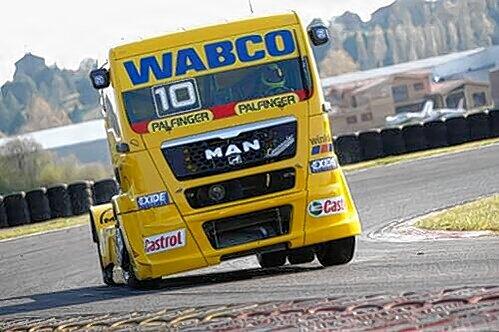 Mit 1100 PS und maximal Tempo 160 sind die Rennlaster unterwegs. Angetrieben werden die 5,5 Tonnen schweren Boliden von Motoren aus Nürnberg. MAN ist mit sechs Teams am Start