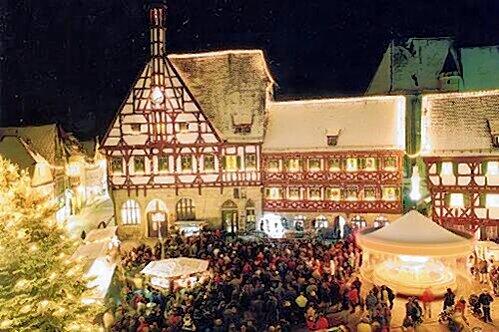 n der Vorweihnachtszeit verwandelt sich das historische Forchheimer Rathaus in einen riesigen Adventskalender.