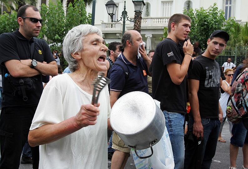 Am Mittwochabend und in der Nacht ist es zu heftigen Straßenschlachten zwischen der Polizei und Demonstranten in Athen gekommen. Mindestens 60 Menschen seien leicht verletzt
worden, berichtete das staatliche Fernsehen (NET). Tausende Menschen protestierten friedlich bis in die frühen
Morgenstunden vor dem Parlament in Athen gegen das harte Sparprogramm
der Regierung.