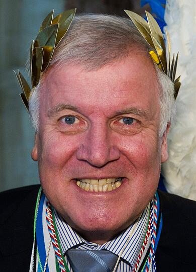Ein Lorbeerkranz wie Julius Cäsar: Spielt da jemand auf die Dauermiete der Seehofer-Partei in der bayerischen Staatskanzlei an?