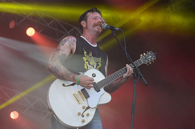 Jesse 'The Devil' Hughes von den Eagles Of Death Metal bei einem Auftritt auf dem Eurockeennes Festival im Juli 2015.