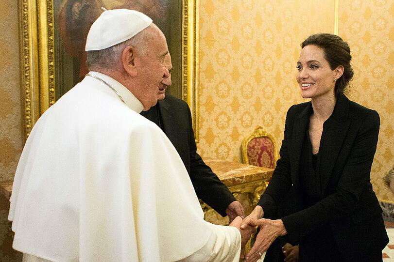 Angelina Jolie während ihrer Audienz beim Papst