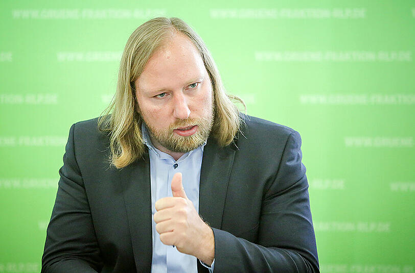 Der Bundestagsfraktionsvorsitzende der Grünen Anton Hofreiter kritisiert die Einigung der großen Koalition beim Asylpaket II.