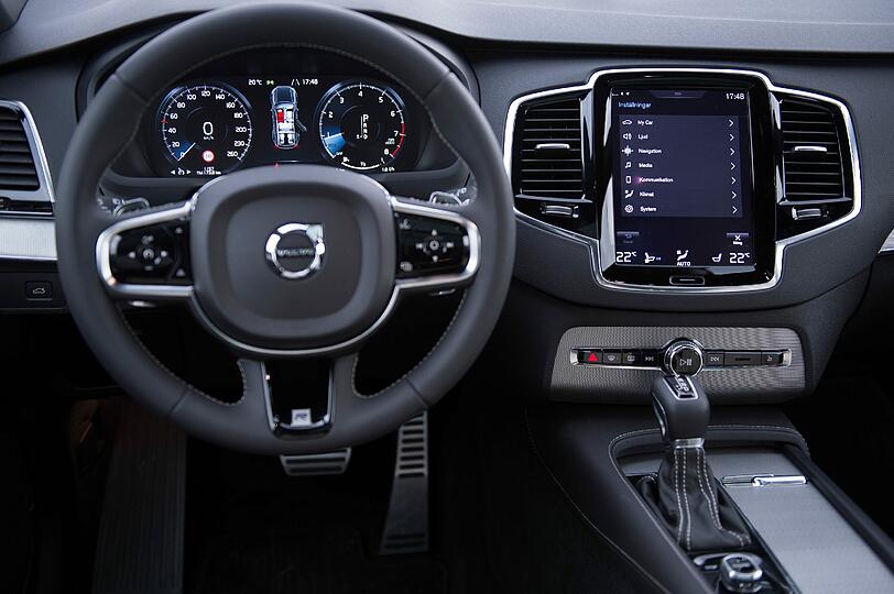 Die Armaturen des Volvo XC90 werden von einem 9,3 Zoll großen Tochscreen dominiert, über den fast alle Einstellungen vorgenommen werden.
