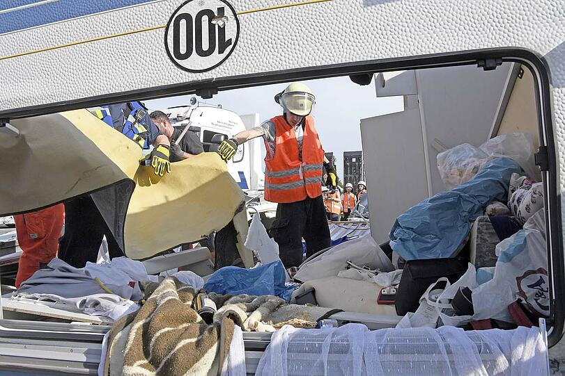 Die Bilder vom dramatischen Wohnwagen-Unfall bei Garching.