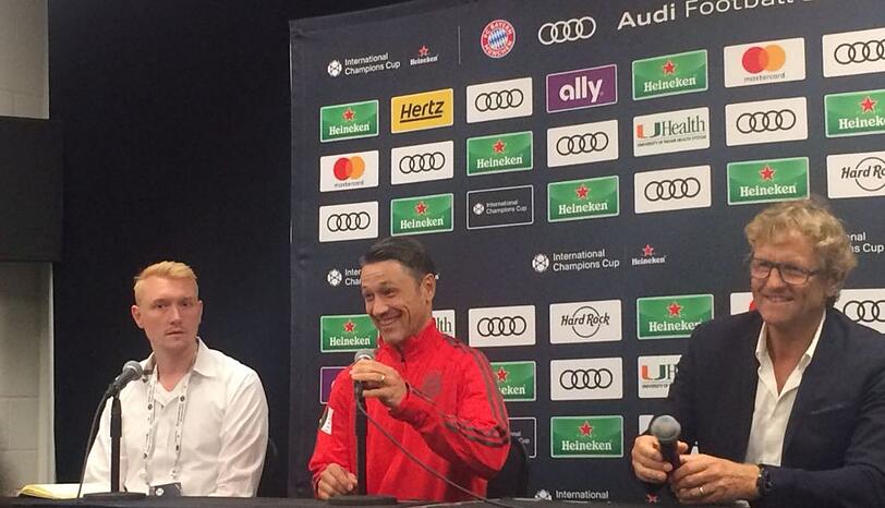 Bayern-Trainer Niko Kovac (Mitte) spricht in Miami zur versammelten Presse.