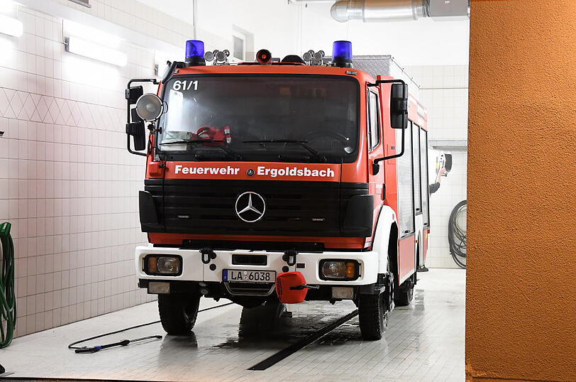 In Ergoldsbach sind nach einem Traktor-Unfall rund 3.000 Liter Pflanzenschutzmittel in einen kleinen Bach geflossen - acht Einsatzkräfte klagten im Anschluss über Beschwerden.