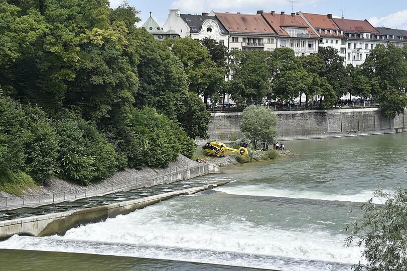An der Isar-Halbinsel unterhalb der Maximiliansbrücke hat sich offenbar ein tödlicher Bade-Unfall ereignet. Die Bilder.