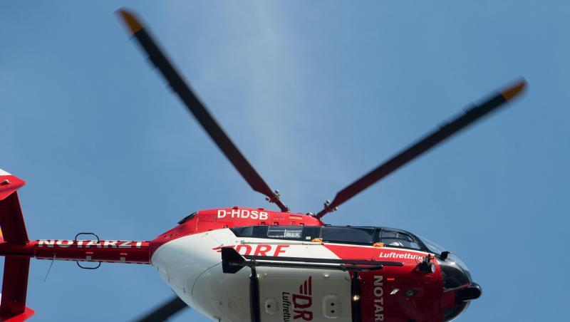 Ein Rettungshubschrauber fliegt über einen Flugplatz. Foto: Stefan Sauer/zb/dpa/Symbolbild Ein Rettungshubschrauber fliegt über einen Flugplatz. Foto: Stefan Sauer/zb/dpa/Symbolbild