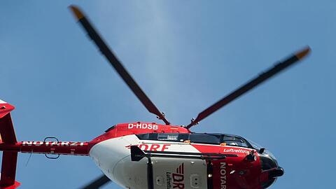 Ein Rettungshubschrauber fliegt über einen Flugplatz. Foto: Stefan Sauer/zb/dpa/Symbolbild