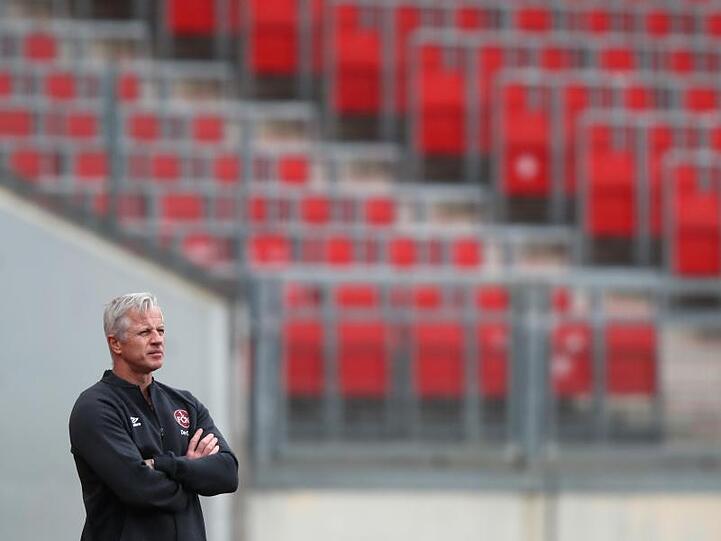 Nürnbergs Trainer Jens Keller verfolgt das Spiel. Foto: Daniel Karmann/dpa