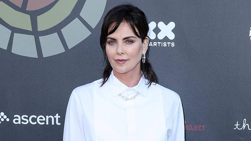 Charlize Theron zeigte sich mit neuer Haarfarbe bei einem Charity-Event. Charlize Theron zeigte sich mit neuer Haarfarbe bei einem Charity-Event.