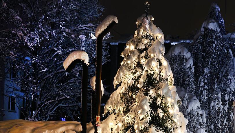 Schnee satt: Fast wie eine alte Weihnachtspostkarte. Schnee satt: Fast wie eine alte Weihnachtspostkarte.