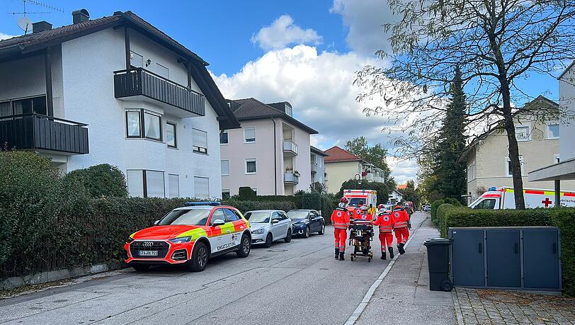 Neben der Polizei waren auch Rettungssanitäter und der Katastrophenschutz vor Ort. Neben der Polizei waren auch Rettungssanitäter und der Katastrophenschutz vor Ort.