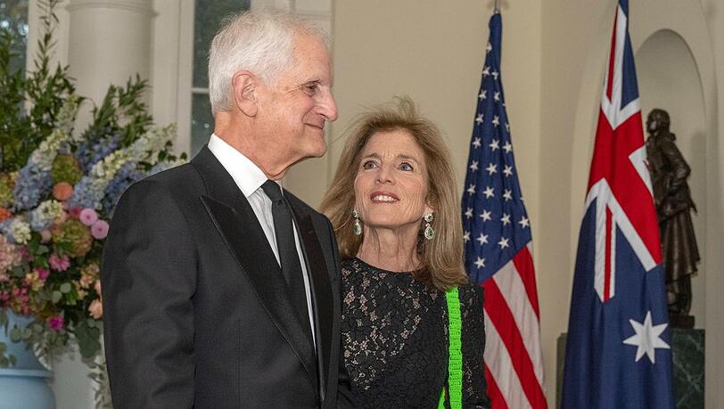 Caroline Kennedy und Ehemann Ed Schlossberg sind jetzt Ersatzeltern f&uuml;r die Kinder ihrer verstorbenen Tochter.