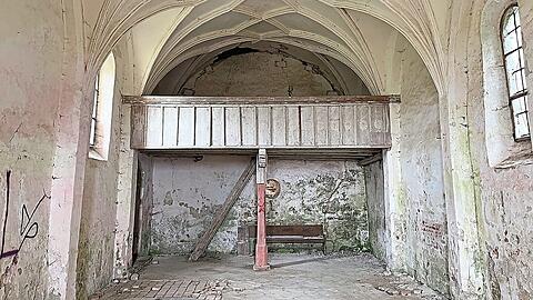 Blick in den Innenraum der Kirche von Thomasbach. An der rechten Wand sieht man noch Umrisse eines fr&uuml;heren Zugangs.