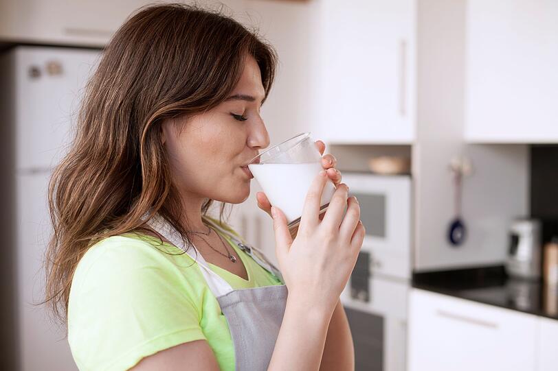 Milch, Joghurt und eine kleine Portion K&auml;se als t&auml;gliche Ration versorgt den K&ouml;rper mit Proteinen, die f&uuml;r Wachstum und Regeneration sorgen. Zudem liefern Milchprodukte wichtiges Kalzium f&uuml;r Knochen und Z&auml;hne sowie Vitamin A f&uuml;r gesunde Augen. Zu den weiteren Inhaltsstoffen z&auml;hlen: Riboflavin zur Unterst&uuml;tzung der Verdauung und Jod f&uuml;r Stoffwechsel und Schilddr&uuml;se.