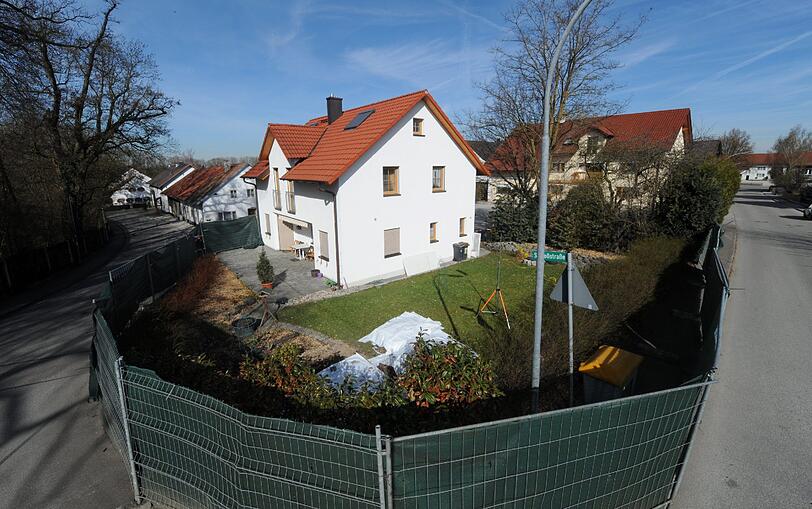 Brutaler Doppelmord in Notzing bei Erding: Ein Ehepaar wurde tot im Garten verscharrt. Der 21-jährige Täter hat sich gestellt - er ist der Ex-Freund der Tochter.