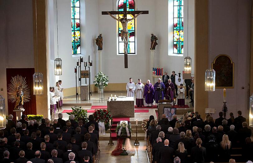 Blick in die Pfarrkirche. Seine letzte Ruhe findet Haller im Nordfriedhof seiner Heimatstadt Augsburg.