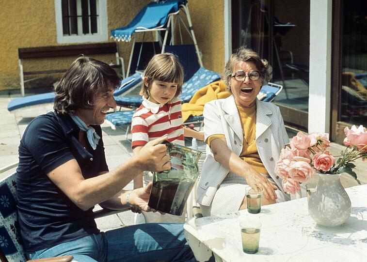 Ein Foto aus dem Jahr 1974: Udo Jürgens (l), der eigentlich Udo Jürgen Bockelmann hieß, mit seiner Mutter Käthe und seiner Tochter Jenny auf der Terrasse im Garten des elterlichen Hofes in Kärnten