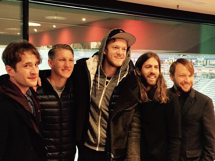Fünf Rockstars: Bastian Schweinsteiger im Kreise der Band Imagine Dragons
