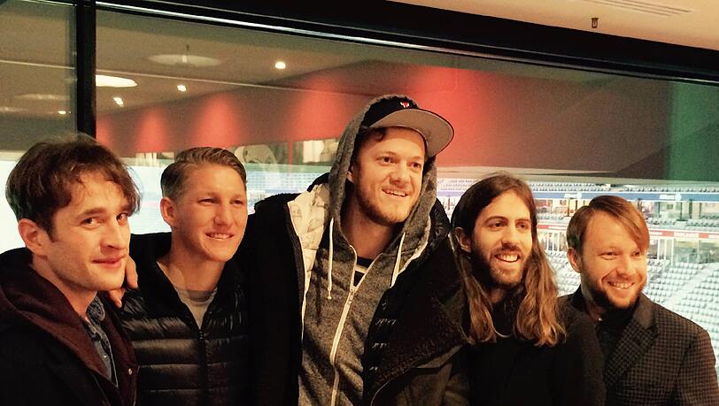 Fünf Rockstars: Bastian Schweinsteiger im Kreise der Band Imagine Dragons Fünf Rockstars: Bastian Schweinsteiger im Kreise der Band Imagine Dragons