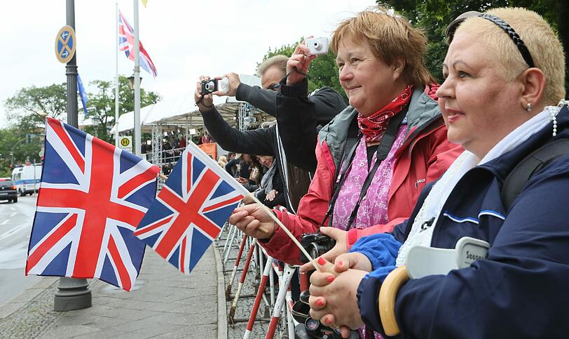 Tausende Schaulustige wollen einen Blick auf die Queen erhaschen