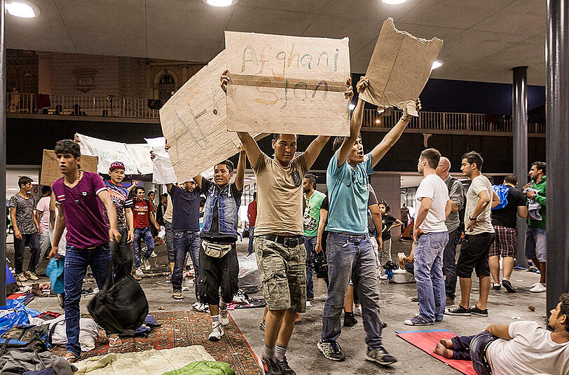 Chaos am Budapester Ostbahnhof. Seit Wochen sitzen dort Tausende Flüchtlinge fest. Jetzt hat die ungarische Polizei offenbar kapituliert.