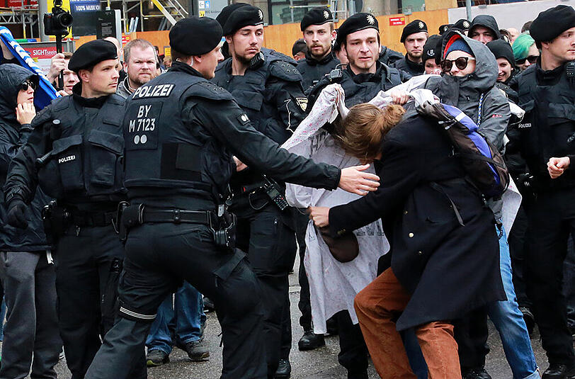 Leider kam es auch wieder zu gewaltsamen Auseinandersetzungen zwischen Polizei und Gegendemonstranten.