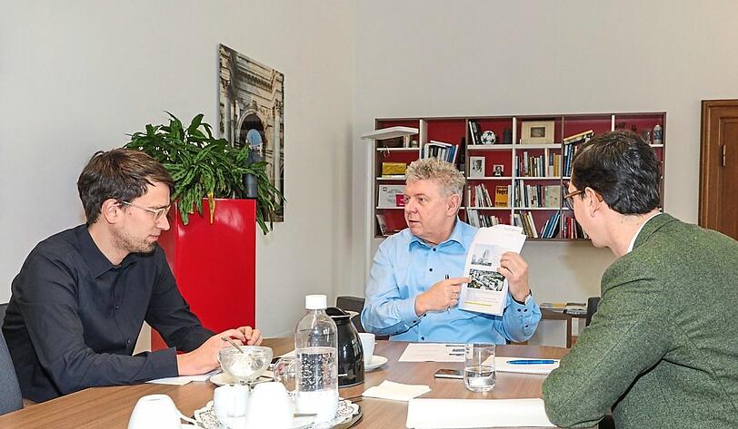 Dieter Reiter zeigt Lokalchef Felix Müller (l.) und dem Rathausreporter Florian Zick (r.) Beispiele für gelungenes Bauen.