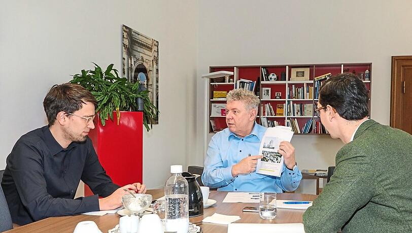 Dieter Reiter zeigt Lokalchef Felix Müller (l.) und dem Rathausreporter Florian Zick (r.) Beispiele für gelungenes Bauen. Dieter Reiter zeigt Lokalchef Felix Müller (l.) und dem Rathausreporter Florian Zick (r.) Beispiele für gelungenes Bauen.