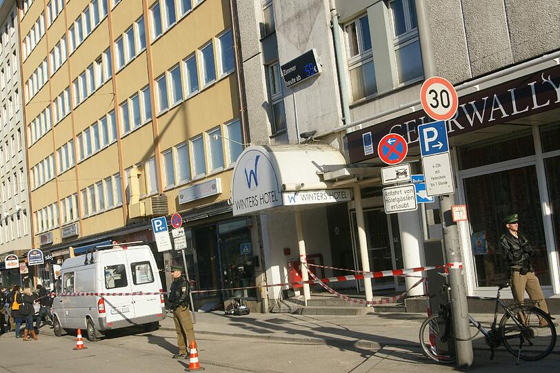 Eine Frau stirbt nach einem blutigen Vorfall im Nachtclub. Die Bilder von der Spurensicherung am "Kapitol" in der Arnulfstraße.