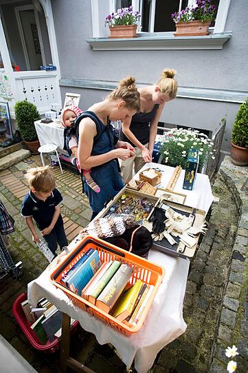 Blick hinter die Hausfassaden ins Grüne: der Gartenflohmarkt in Gern. Die Fotos.