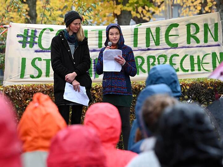 Die beiden Studentinnen Caro (l) und Franzi sprechen beim Bundesverfassungsgericht bei einer Protestkundgebung (Archiv).