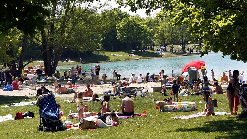 Vier Passanten retteten am Donnerstagnachmittag eine 74-jährige Münchnerin aus dem Feringasee.