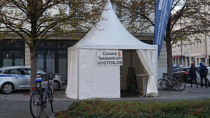 Die Corona-Teststation in der Nähe des Sendlinger Tors. "Kostenlos" sind die Tests hier aber nicht mehr.