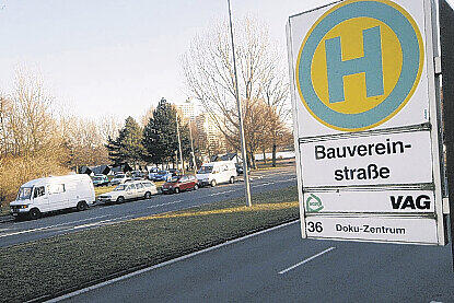Hier stieg die Rentnerin aus dem Bus: Am Parkplatz vis-a-vis wurde sie überfallen.