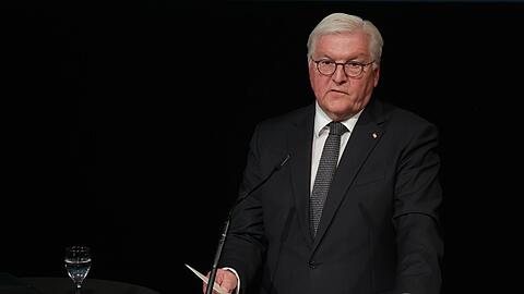 Bundespräsident Frank-Walter Steinmeier spricht bei der Gedenkfeier zum 30. Jahrestag des Solinger Brandanschlags.