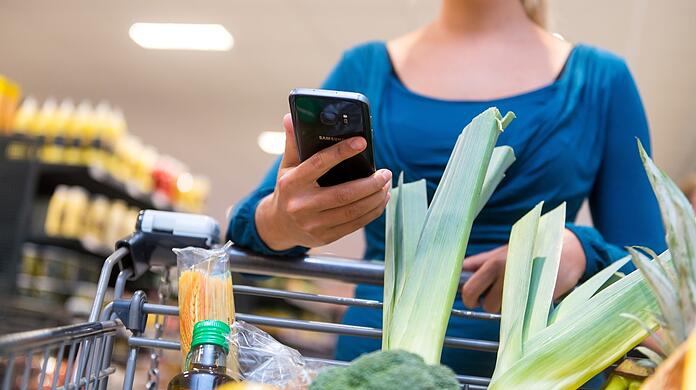 Wer eine Supermarkt-App nutzt, kann leichter Angebote finden und so Geld sparen.