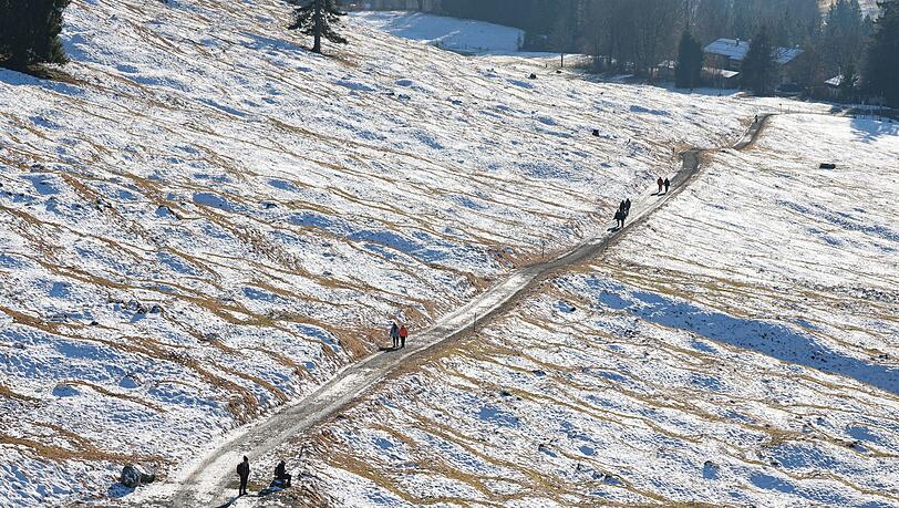 Die Sonne wird laut Deutschem Wetterdienst in Bayern heute vielerorts den Wolken weichen. An Silvester soll es vielerorts schneien. Die Sonne wird laut Deutschem Wetterdienst in Bayern heute vielerorts den Wolken weichen. An Silvester soll es vielerorts schneien.